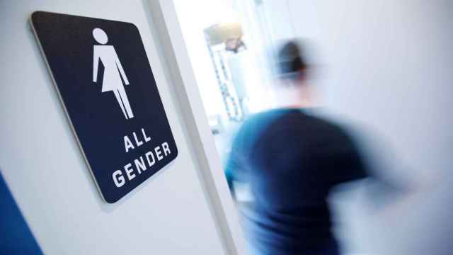 Una cafetería declara su baño abierto a todos los sexos para protestar contra la ley.