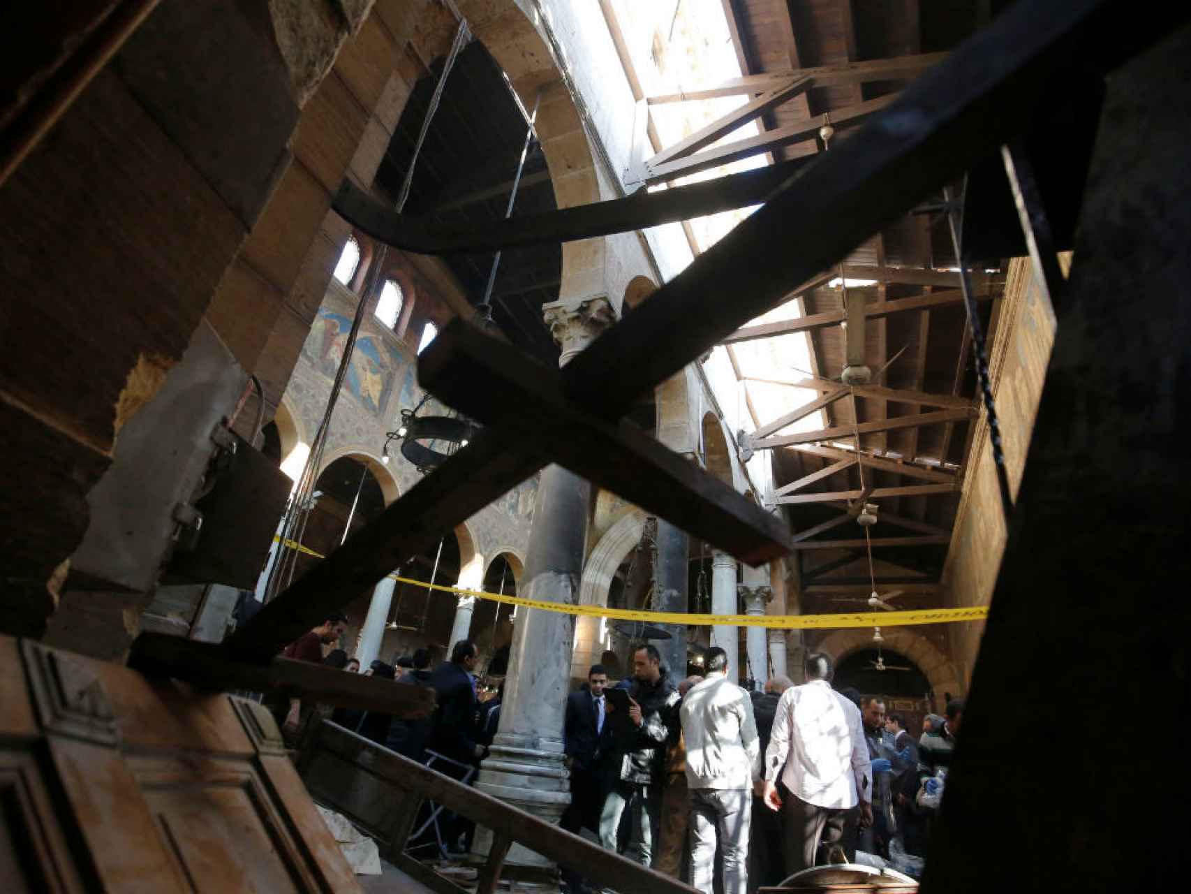Las fuerzas de seguridad investigan en el interior de la iglesia atacada.