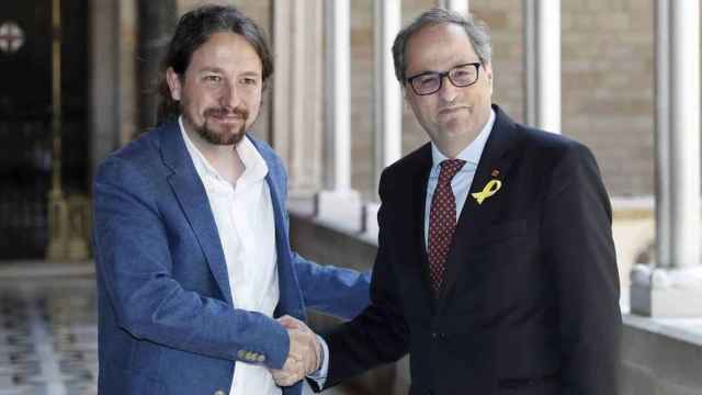 Pablo Iglesias y Quim Torra se dan la mano en el Palau de la Generalitat catalana.