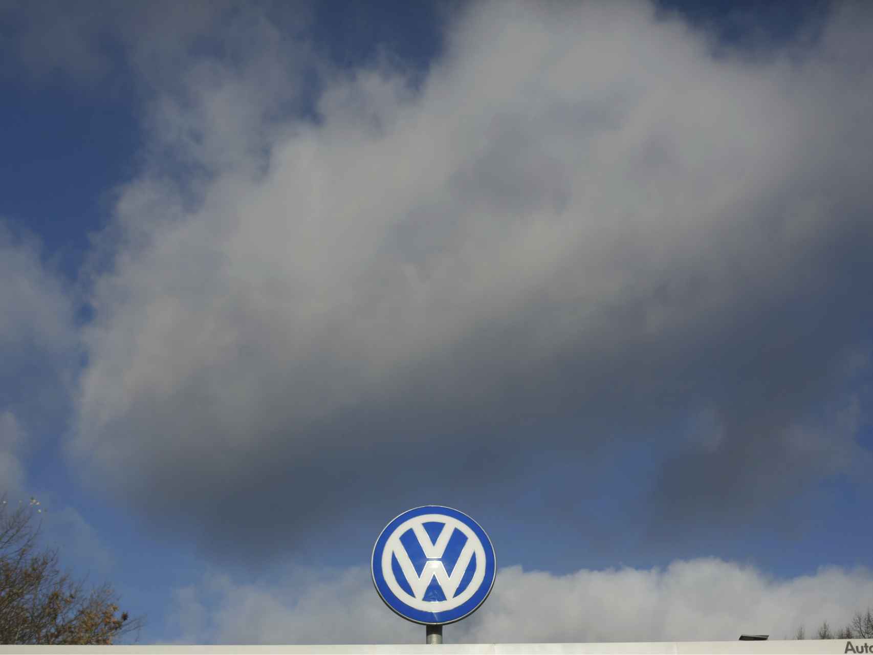 Logo de VW en la sede central de Wolfsburg.