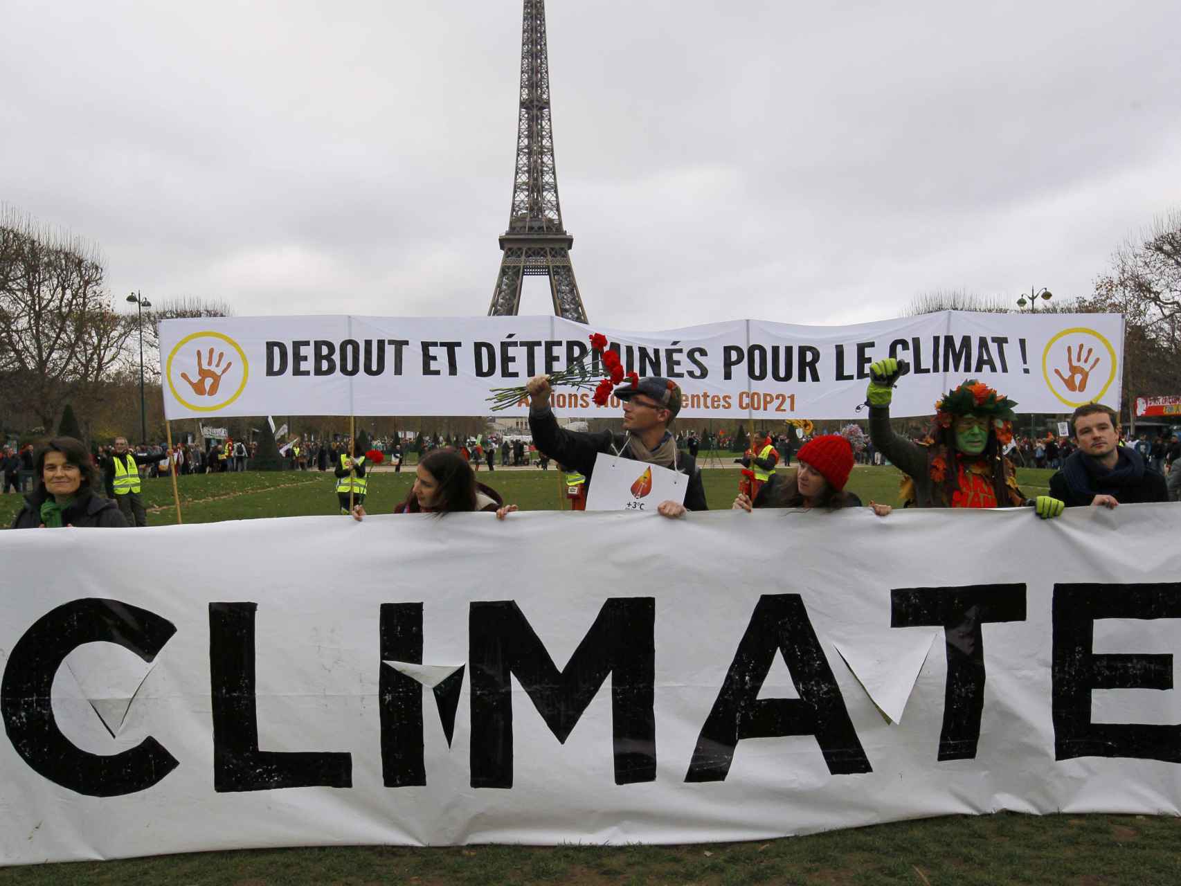 Activistas en París por la defensa del medio ambiente