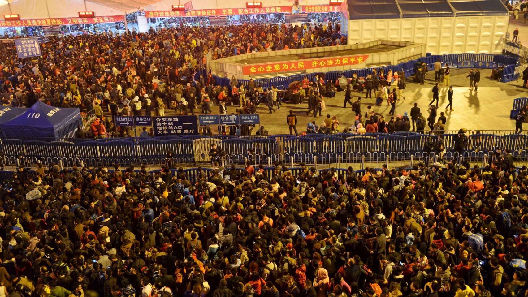 Cientos de miles de personas esperan para tomar un tren en Guangzhou, Cantón.