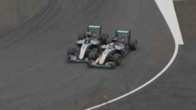 Momento del toque entre Rosberg y Hamilton.