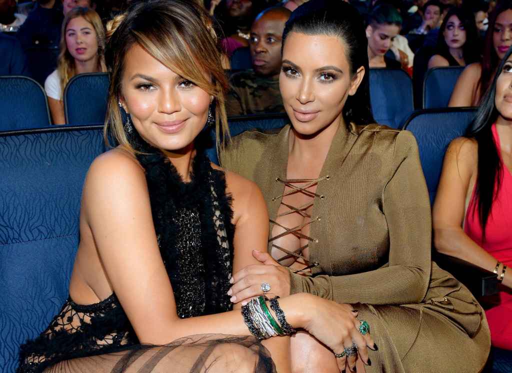 Kim Kardashian y la modelo Chrissy Teigen inauguran un club de lectura.
