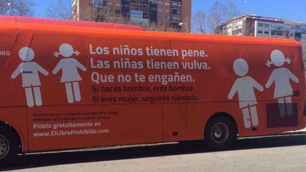 Autobús publicitario de HazteOir que este lunes ha recorrido el centro de la capital