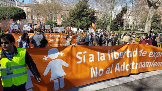300 personas apoyan al bus de HazteOir en una manifestación por el centro de Madrid
