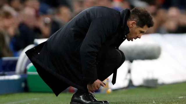 Simeone se lamenta en la banda de Stamford Bridge tras la eliminación del Atlético en Champions.