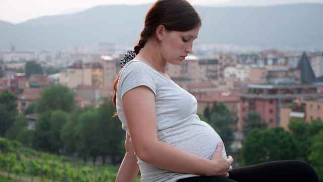 Una mujer embarazada, en un entorno de contaminación.