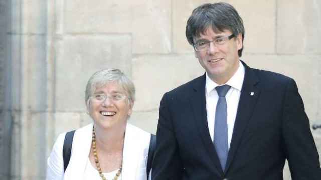 La exconsejera de Educación catalana, Clara Ponsatí, junto al expresidente Carles Puigdemont.