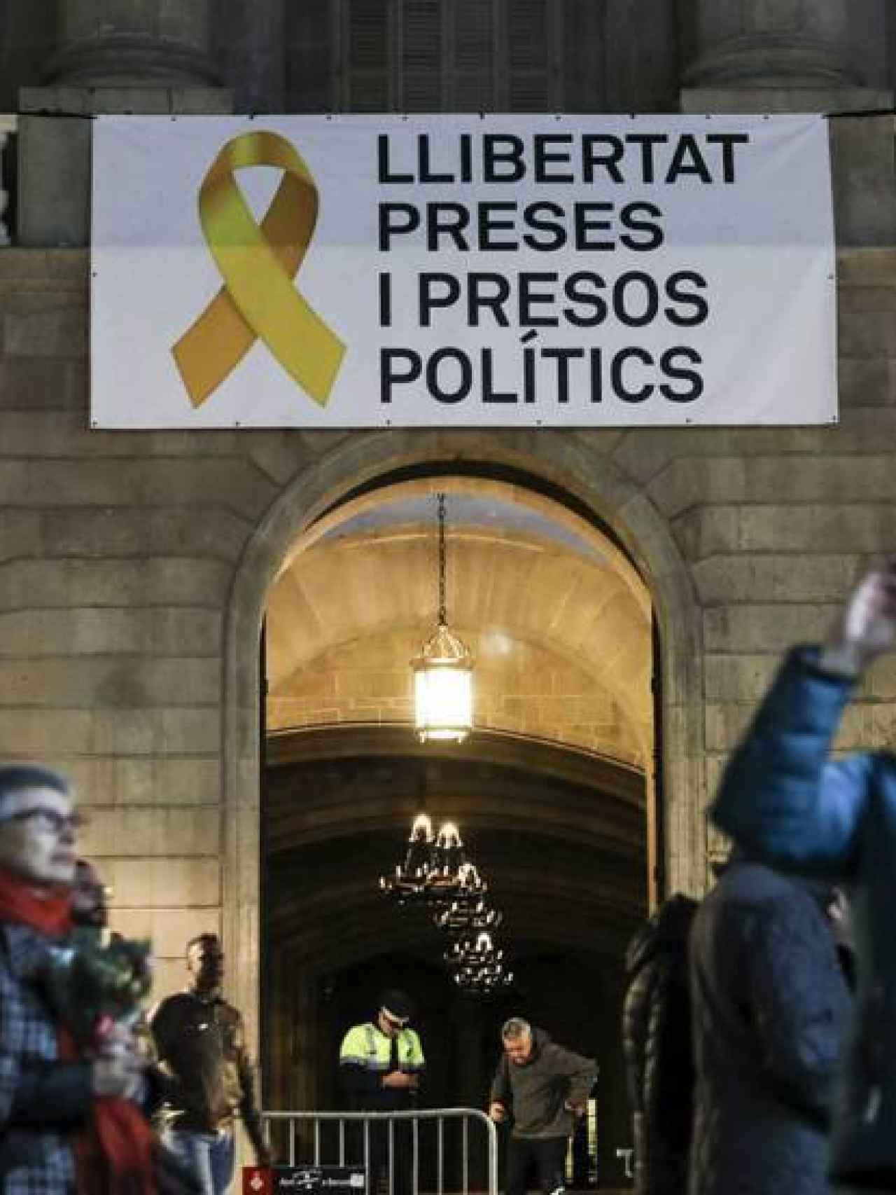 Pancarta a favor de los presos en el balcón de la Generalitat./