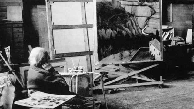 Balthus en su estudio de Rossinière. Imagen extraída del libro Memorias editado por DeBolsillo. © R. Gaillarde /Sygma