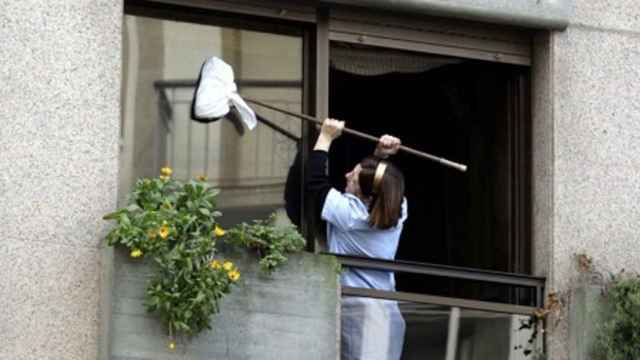Una empleada del hogar realizando su trabajo.