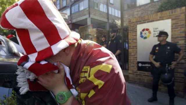 Un aficionado del Murcia llora en las puertas de la sede de LaLiga tras el descenso administrativo del club