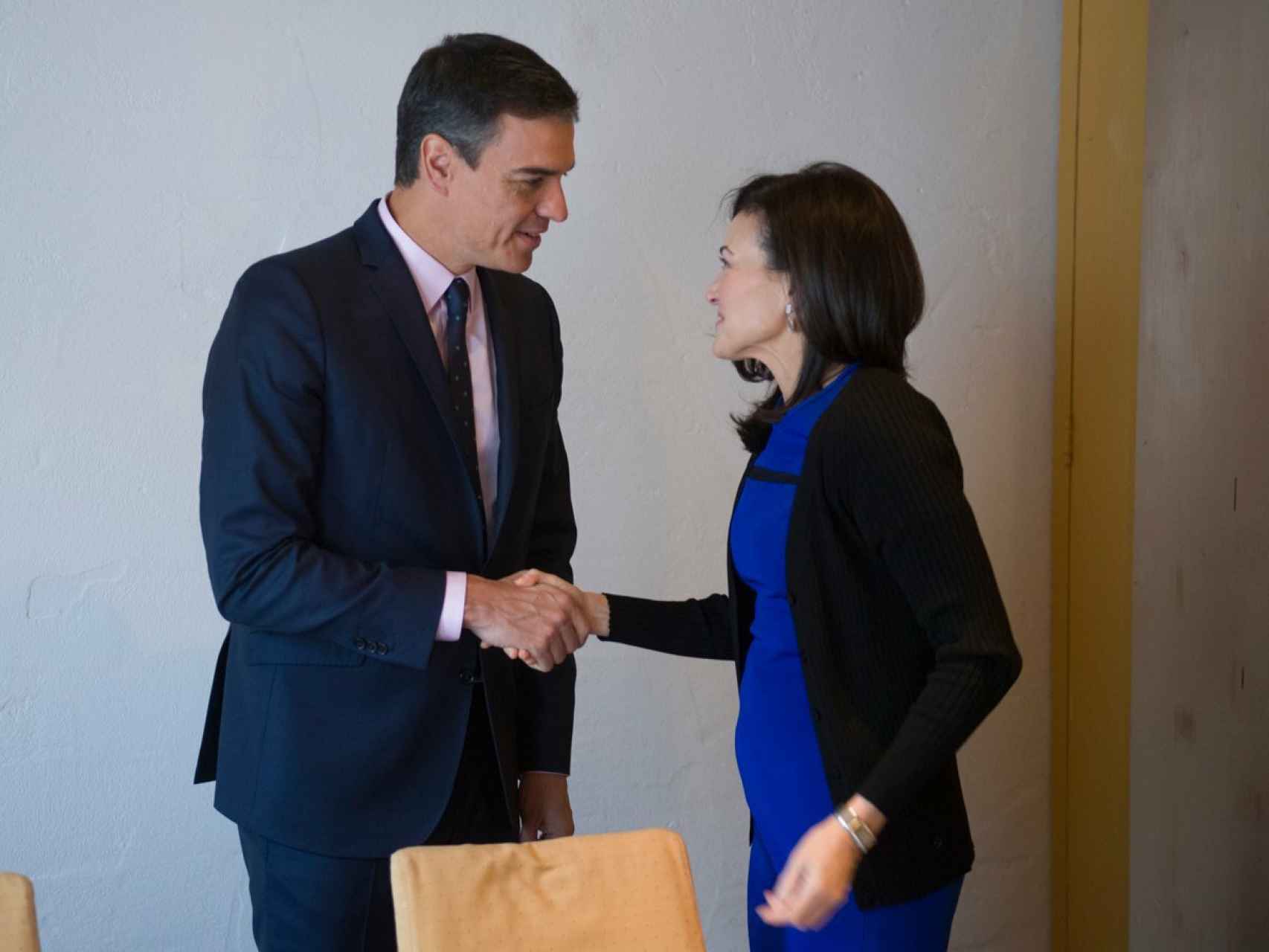 El presidente del Gobierno, Pedro Sánchez, junto a la jefa de operaciones de Facebook, Sheryl Sandberg.