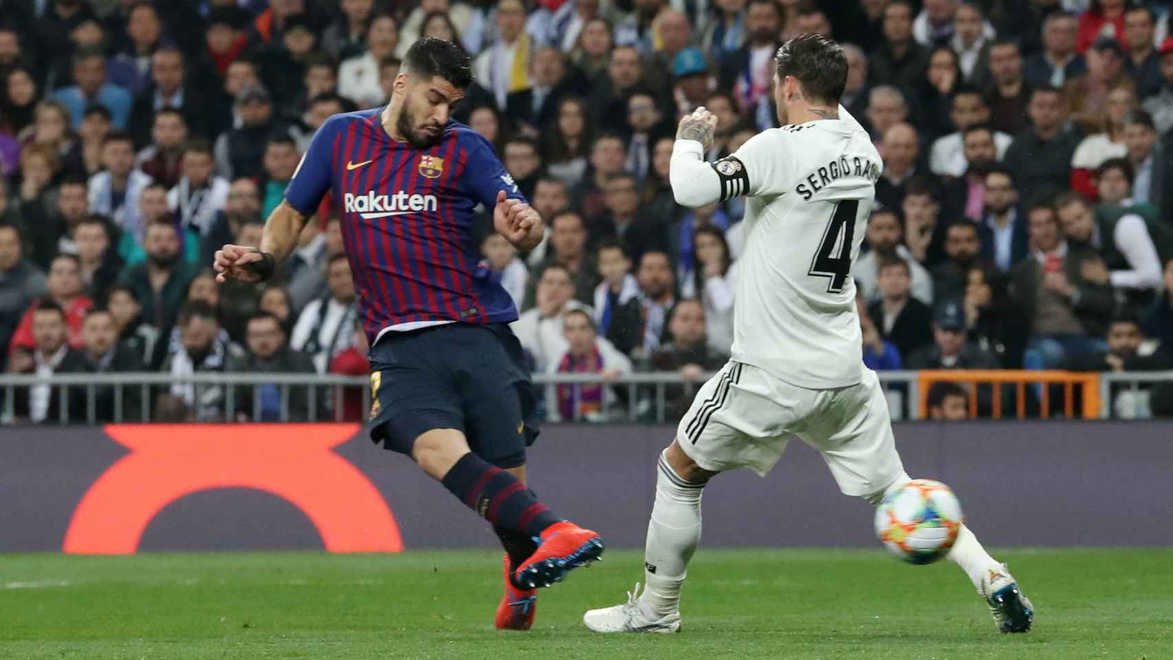 SuÃ¡rez dispara a porterÃ­a ante Ramos y marca el primer gol del FC Barcelona