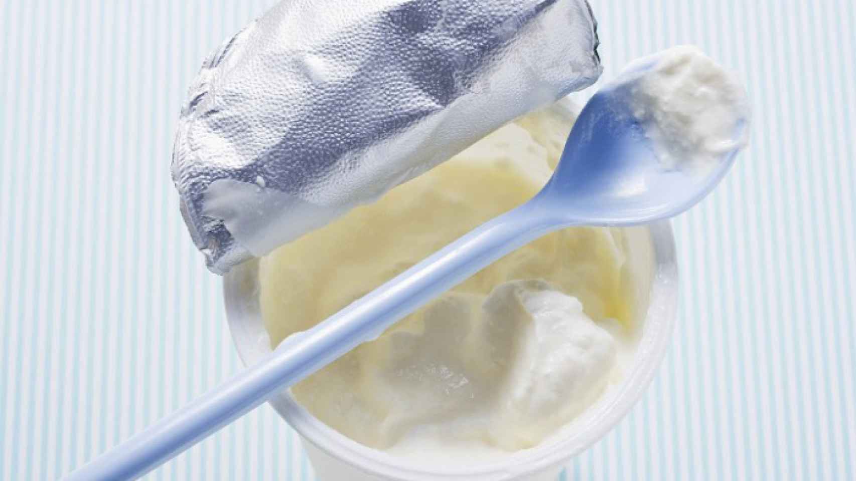 Un yogur griego abierto a la mitad.