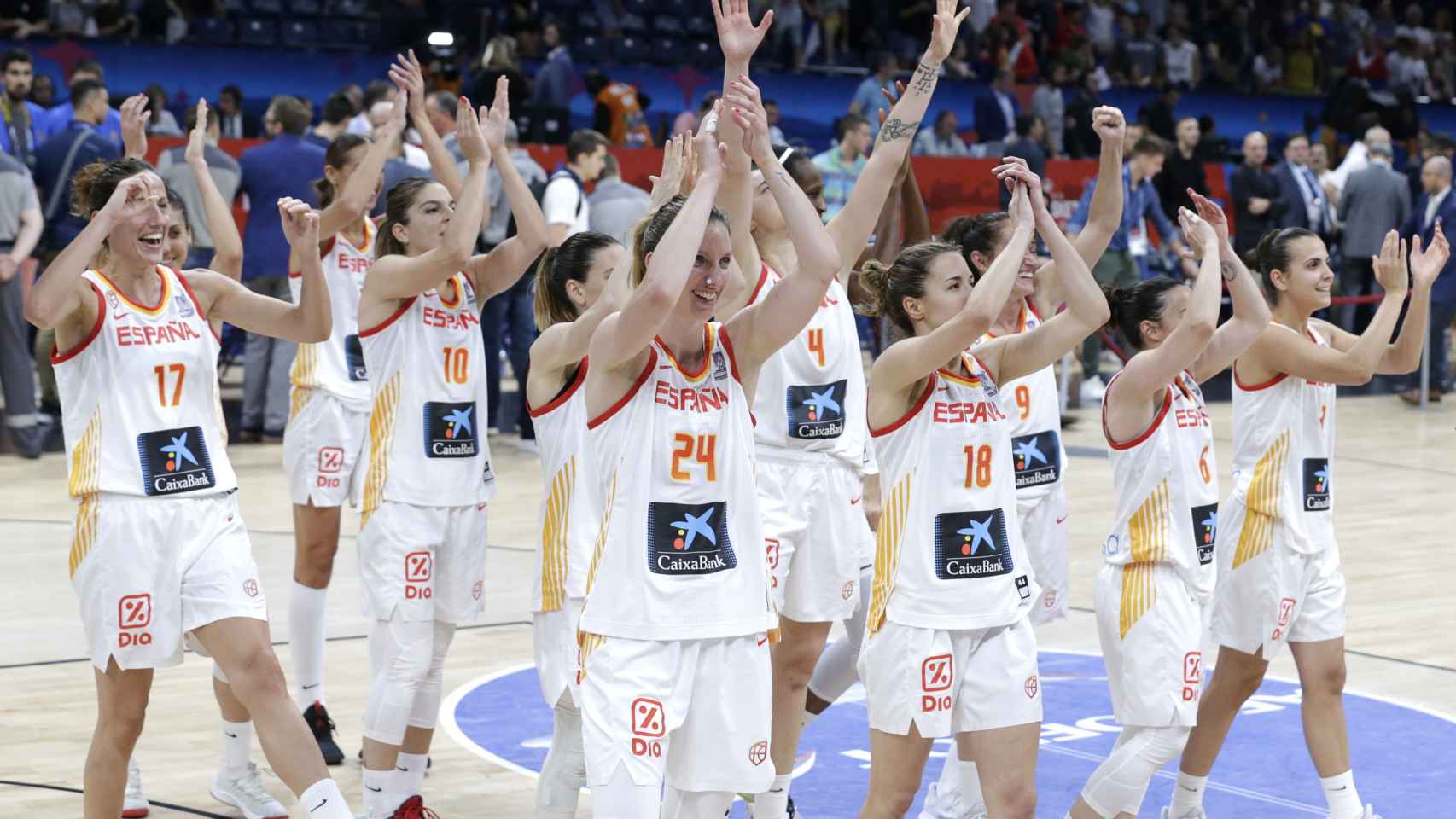 La selección española de baloncesto femenino celebra el Eurobasket 2019