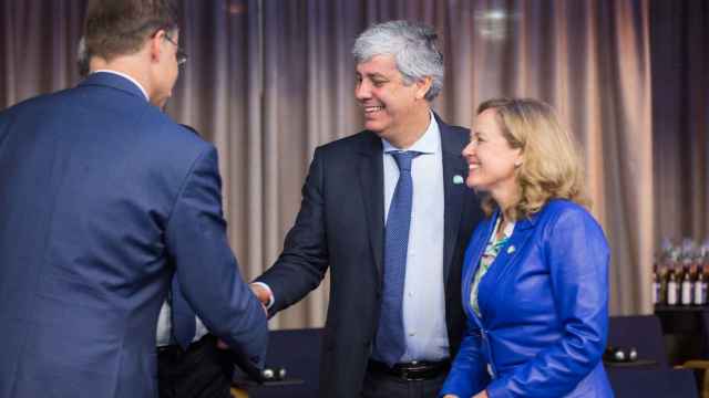 La ministra Nadia Calviño conversa con Mário Centeno y Valdis Dombrovskis durante el Eurogrupo de Helsinki