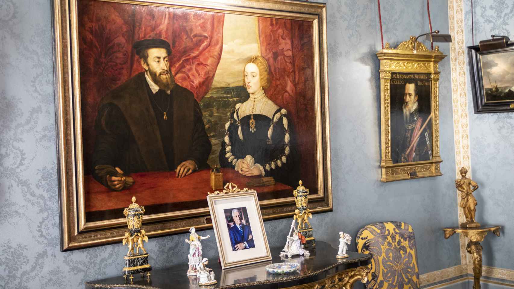 'El emperador Carlos V y la emperatriz Isabel de Portugal', una copia de Rubens del original de Tiziano. Al lado, retrato del Gran Duque de Alba.
