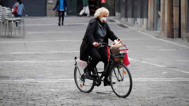 Una mujer este martes 28 de abril se desplaza en bicicleta en Pamplona.