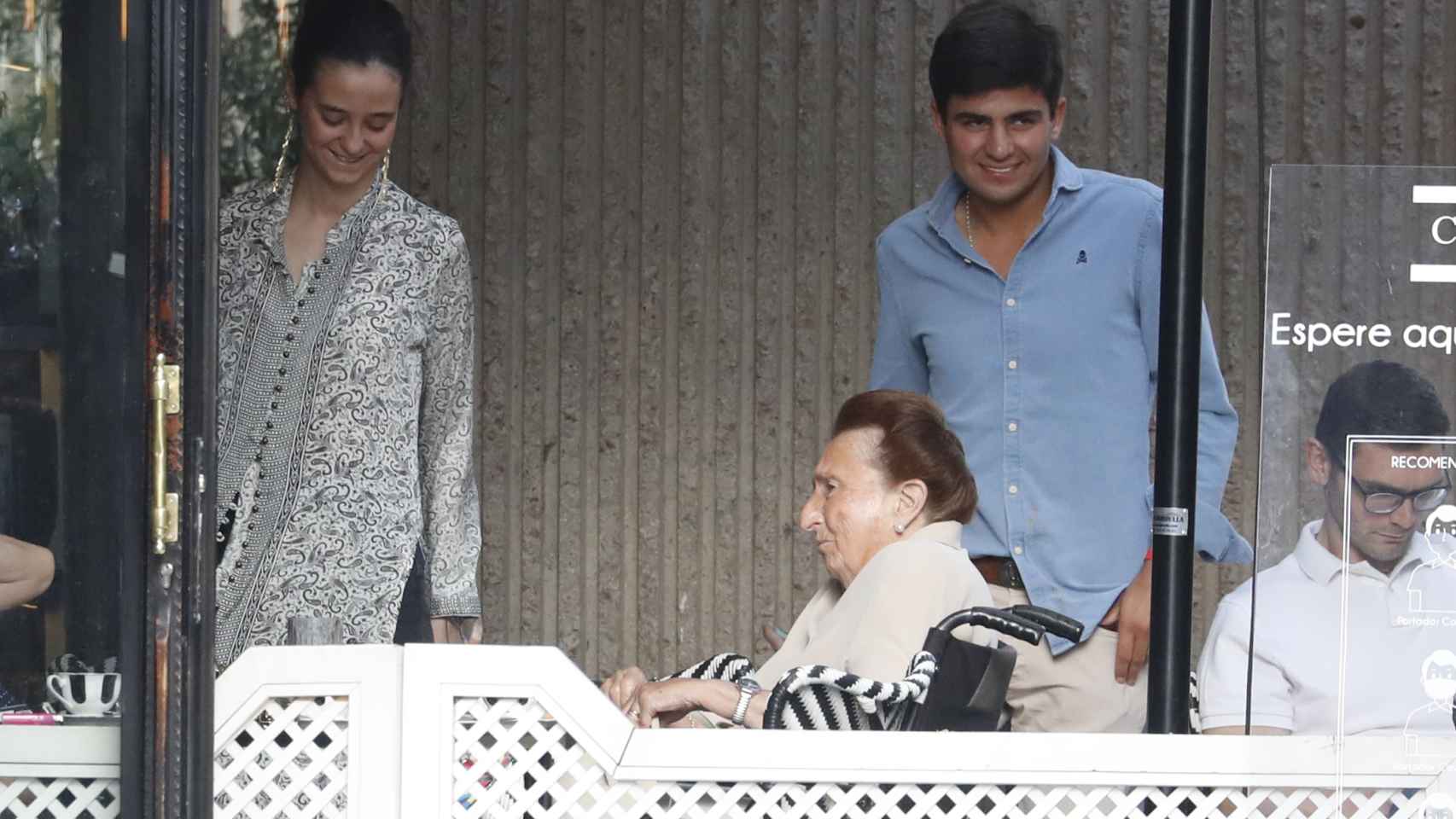 Victoria Federica junto a su novio, Jorge Bárcenas, y la infanta Margarita, en Madrid.