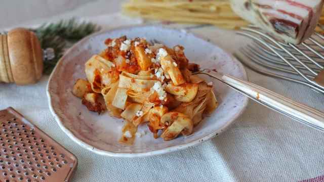 Pasta con champiñones y panceta, a la  boscaiola, una receta italiana
