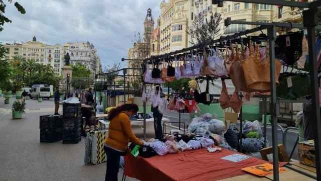 Puestos de ropa interior en la Plaza del Ayuntamiento de Valencia. EE
