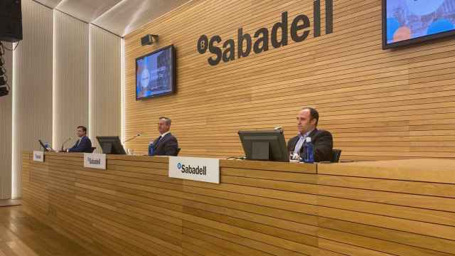 Leopoldo Alvear, director financiero de Sabadell, y César González-Bueno, consejero delegado, durante la presentación del plan estratégico.