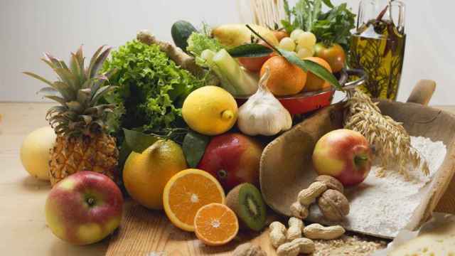Frutos secos y frutas son fuentes de vitamina B3.