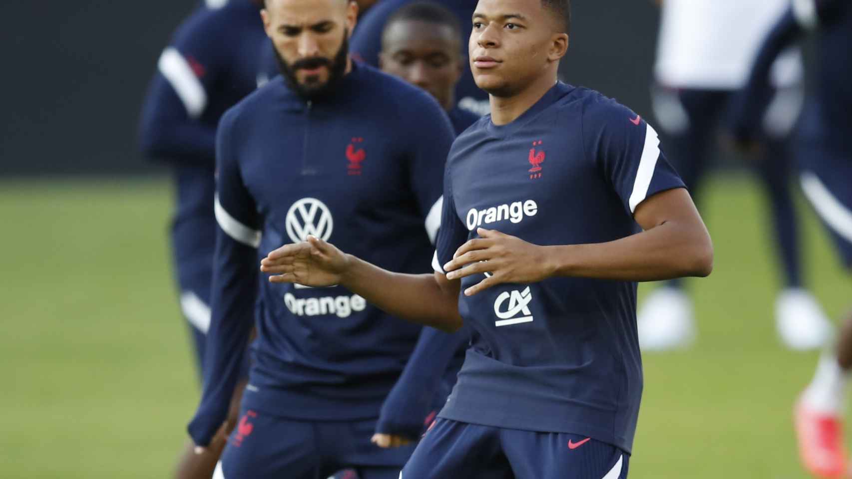 Karim Benzema y Kylian Mbappé, entrenando con Francia