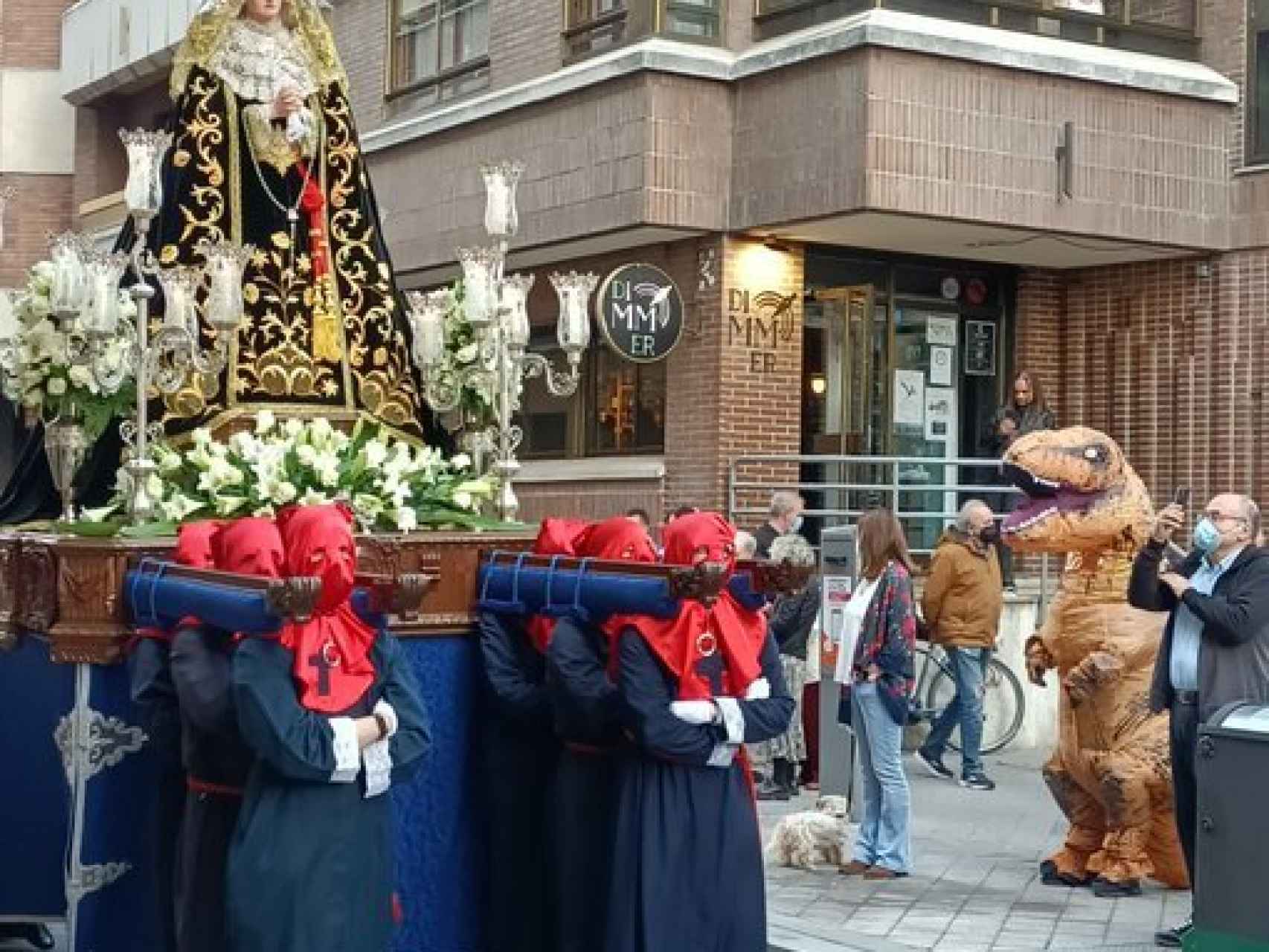 Un hombre disfrazado de dinosaurio en una de las procesiones del Jueves Santo en Valladolid