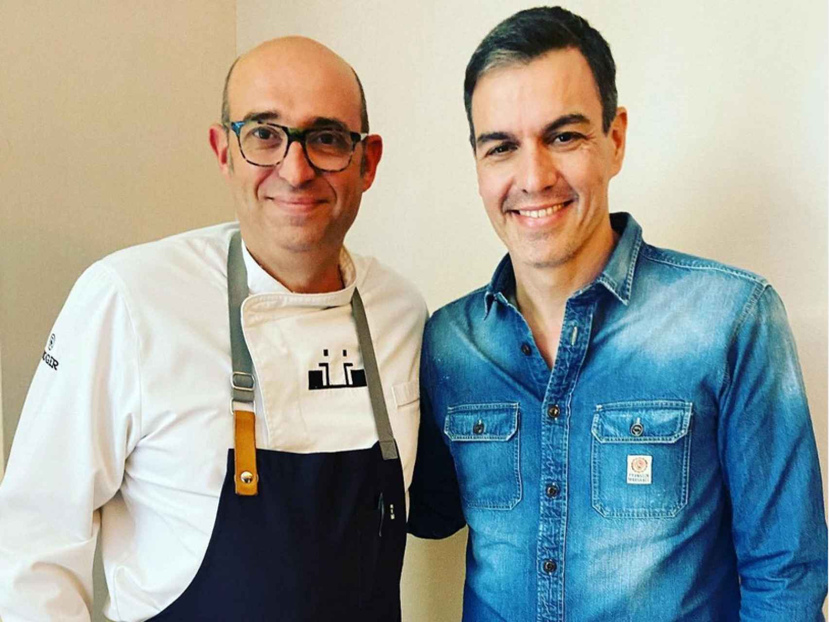 Pedro Sánchez junto a Juanjo, del Restaurante Cocinados