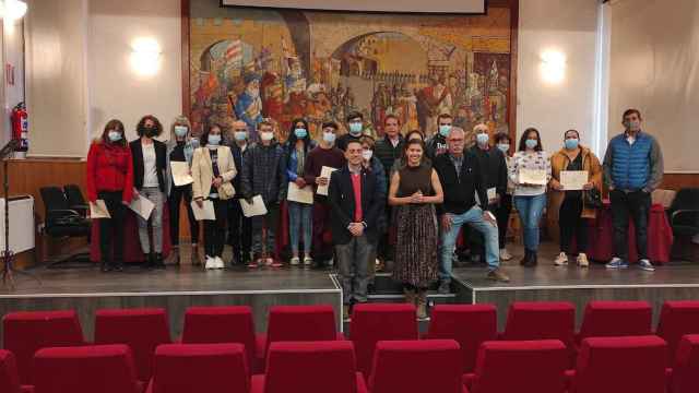 La delegada territorial, Clara San Damián, y el alcalde de Benavente, Luciano Huerga, han entregado esta mañana los diplomas