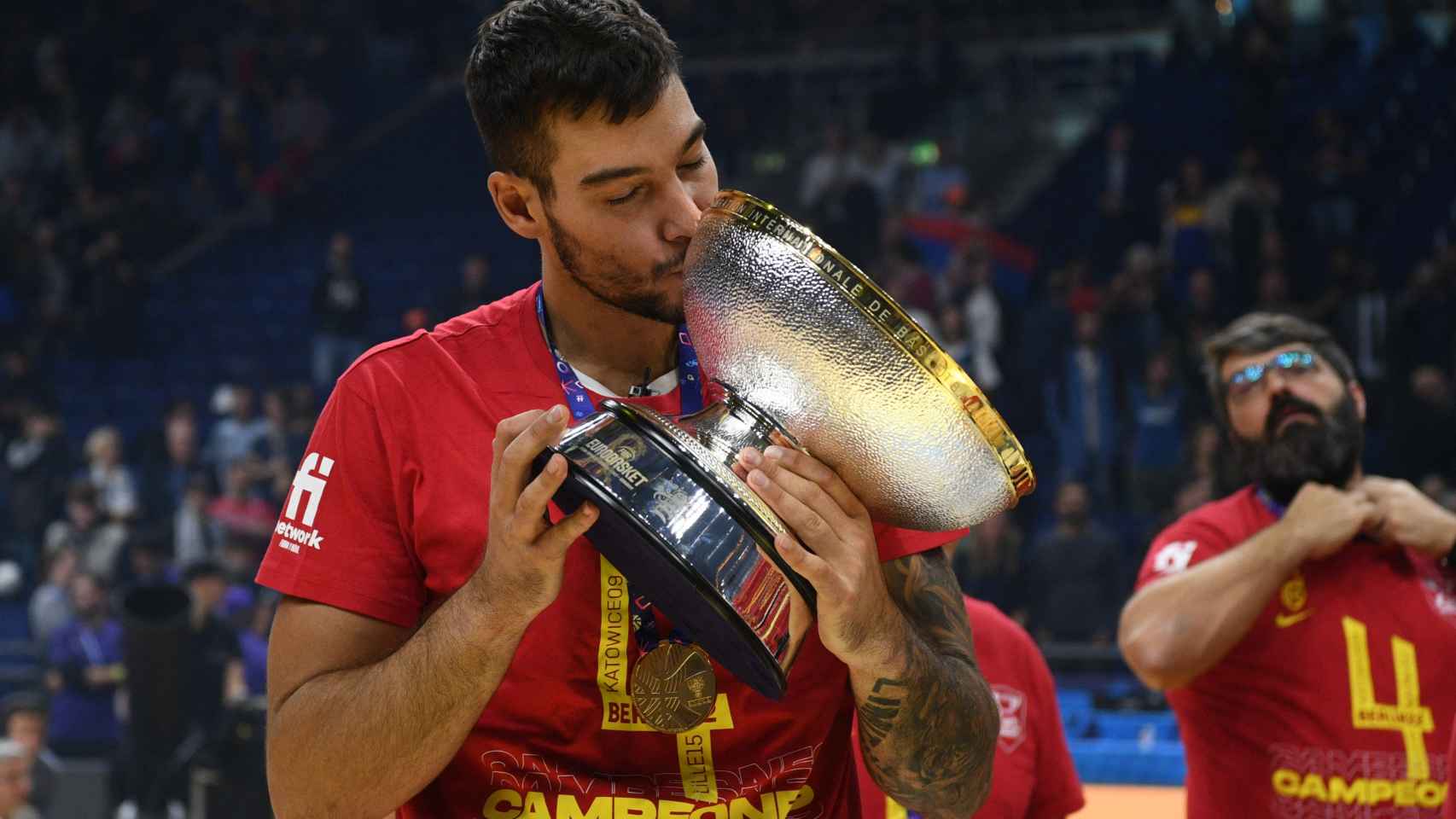 Willy Hernangómez con el título del Eurobasket