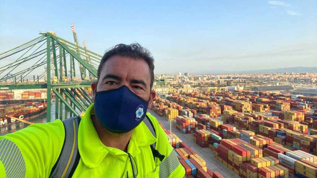 Roberto Máñez desde su puesto de trabajo en el Puerto de Valencia días antes del accidente de 2020..